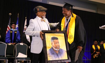 Del Servicio a la Superación: Nino Correa se Gradúa con Honores