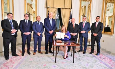 Histórico Paso Fiscal: Gobernadora Firma Primer Presupuesto Balanceado Certificado por la Junta Fiscal