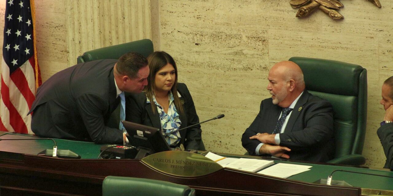 Representantes aprueban medidas para detener multas y prohibición de plásticos de un solo uso