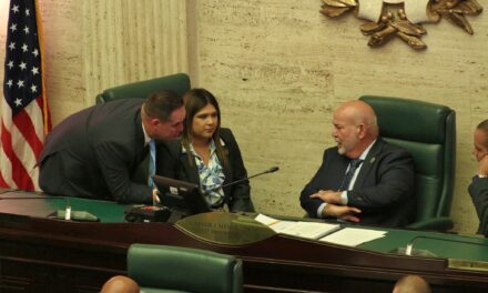 Representantes aprueban medidas para detener multas y prohibición de plásticos de un solo uso