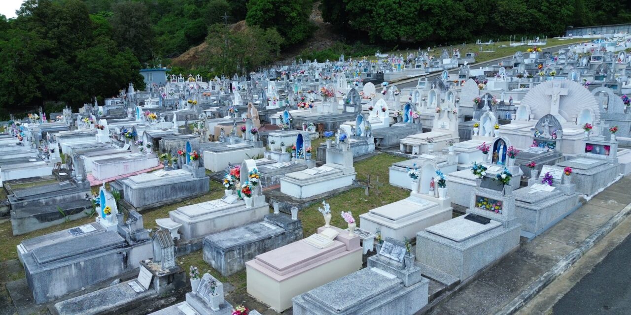 Alcalde de Peñuelas responde a denuncias sobre manejo de ataúdes en cementerio municipal