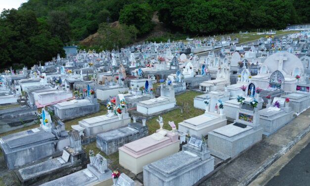 Alcalde de Peñuelas responde a denuncias sobre manejo de ataúdes en cementerio municipal