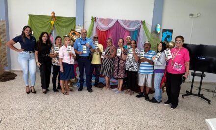 Agente del Precinto de Utuado ofrece charla sobre prevención de fraudes a adultos mayores