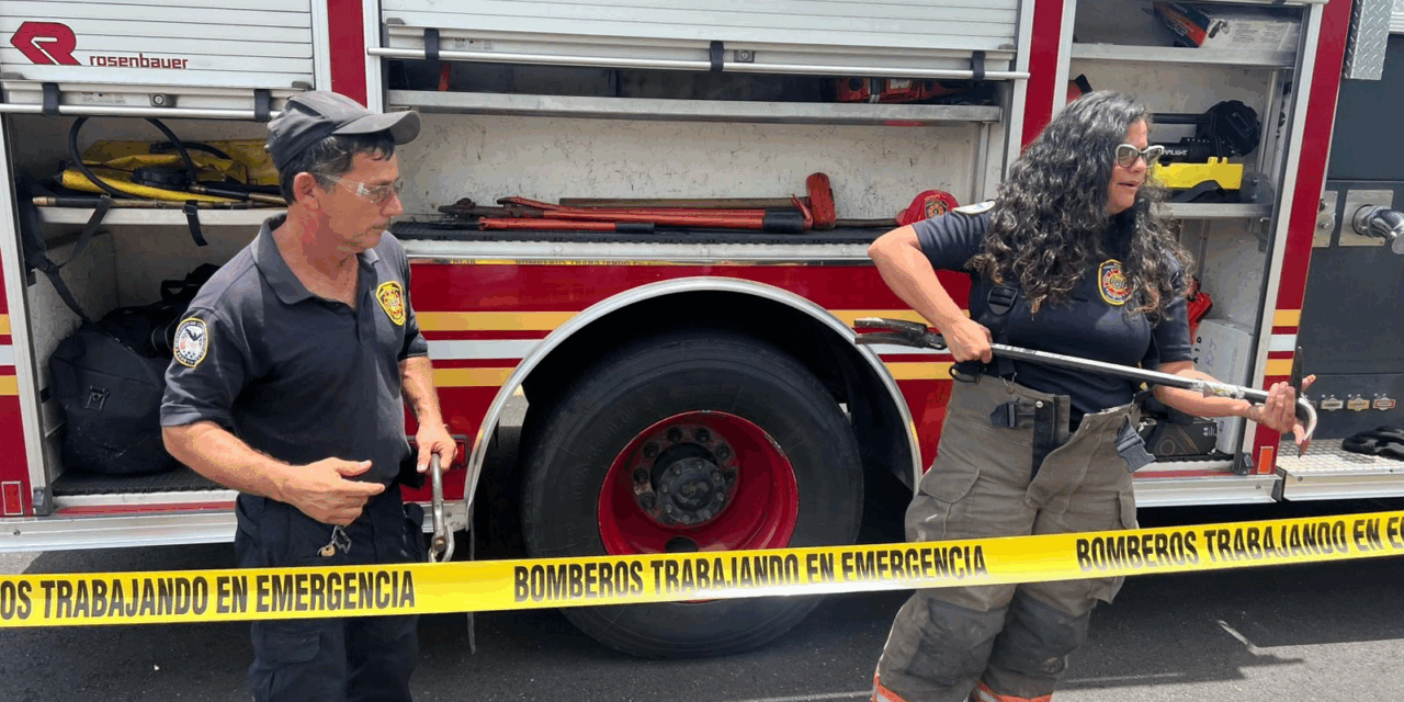 Policía y Bomberos llevan alegría a campamento de verano en Utuado