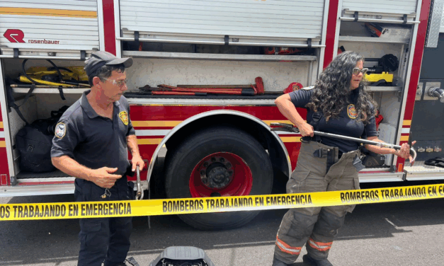 Policía y Bomberos llevan alegría a campamento de verano en Utuado
