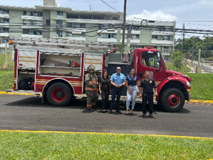Policía y Bomberos llevan alegría a campamento de verano en Utuado