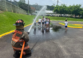 Policía y Bomberos llevan alegría a campamento de verano en Utuado