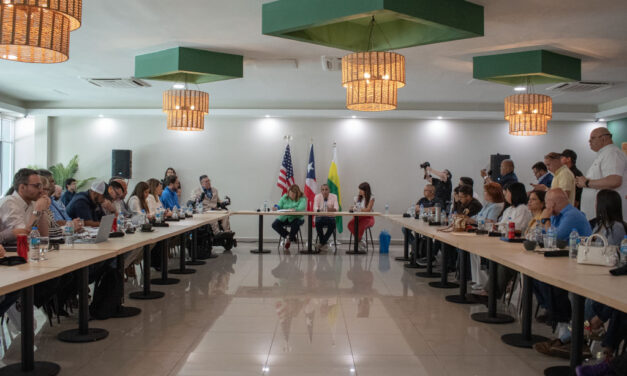 Gobernadora Jenniffer González refuerza compromiso con Guayanilla en reunión multisectorial