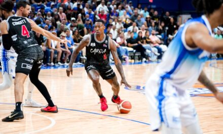 Vaqueros imponen su ley en casa y colocan la serie a punto de mate