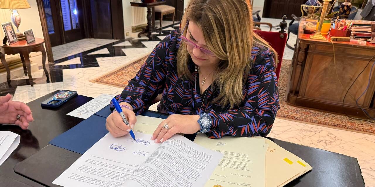 Gobernadora convierte en ley medidas sobre sustancias controladas, cyberbullying y la alfabetización en Braille