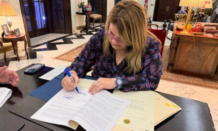 Gobernadora convierte en ley medidas sobre sustancias controladas, cyberbullying y la alfabetización en Braille