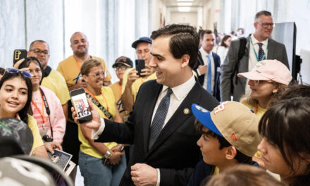 Hernández exige al Departamento de Educación detener recortes a programas TRIO