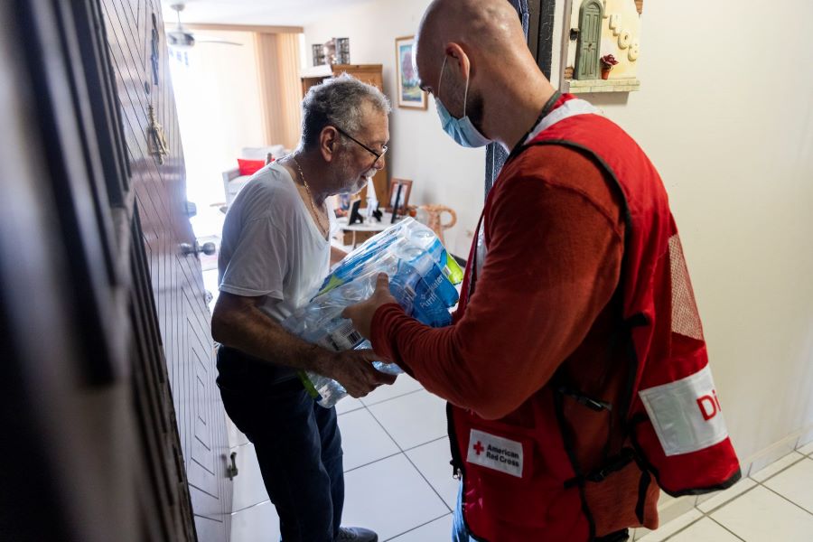Cruz Roja Americana ofrece consejos de seguridad para los adultos mayores y sus cuidadores previo a la temporada pico de huracanes  