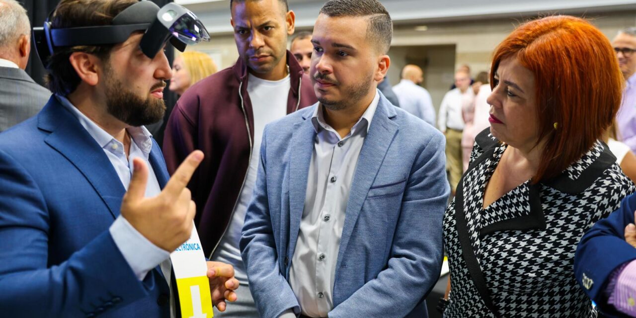 Senadores participan en presentación de máquinas de escrutinio electrónico en la CEE