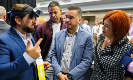 Senadores participan en presentación de máquinas de escrutinio electrónico en la CEE