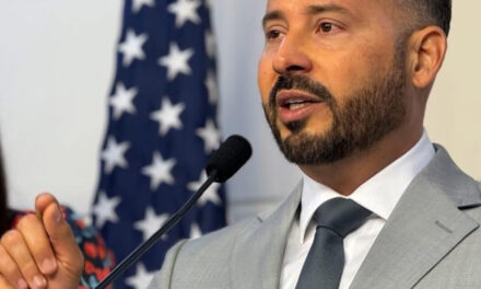 Luis Javier Hernández repudia cobro de $300 a clientes con placas solares, LUMA ataca a más de 142,000 familias