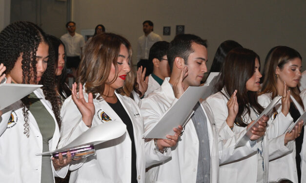 Ciencias Médicas inviste con la bata blanca a 60 nuevos estudiantes de Medicina Dental