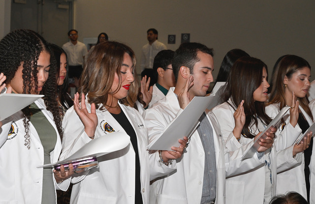 Ciencias Médicas inviste con la bata blanca a 60 nuevos estudiantes de Medicina Dental