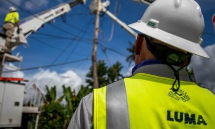 Huracán Erin deja a miles sin luz en Puerto Rico pese a no tocar tierra