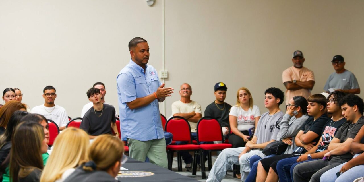 Municipio de Peñuelas entrega donativos a 340 estudiantes graduados de octavo y duodécimo grado