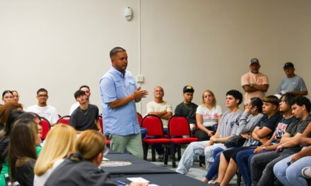 Municipio de Peñuelas entrega donativos a 340 estudiantes graduados de octavo y duodécimo grado