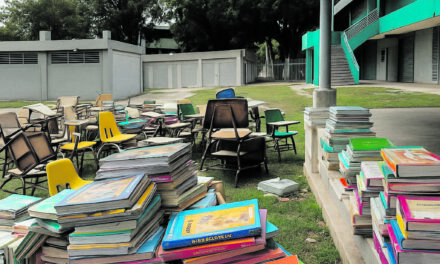 Abandono de materiales educativos provoca indignación