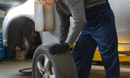 Gobernadora firma ley para establecer estándares de seguridad en neumáticos en Puerto Rico