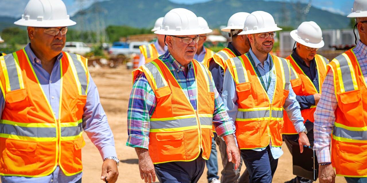 Inspeccionan progreso en fincas solares en Guayama y Salinas que producirán 485 megavatios de energía al sistema
