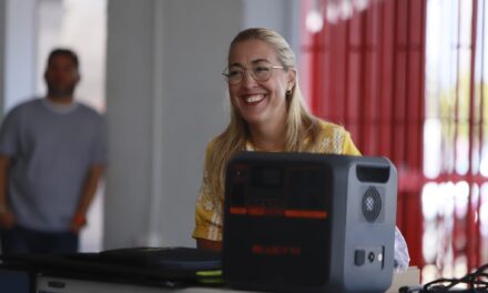 Ponce ilumina la vida de sus adultos mayores con energía solar
