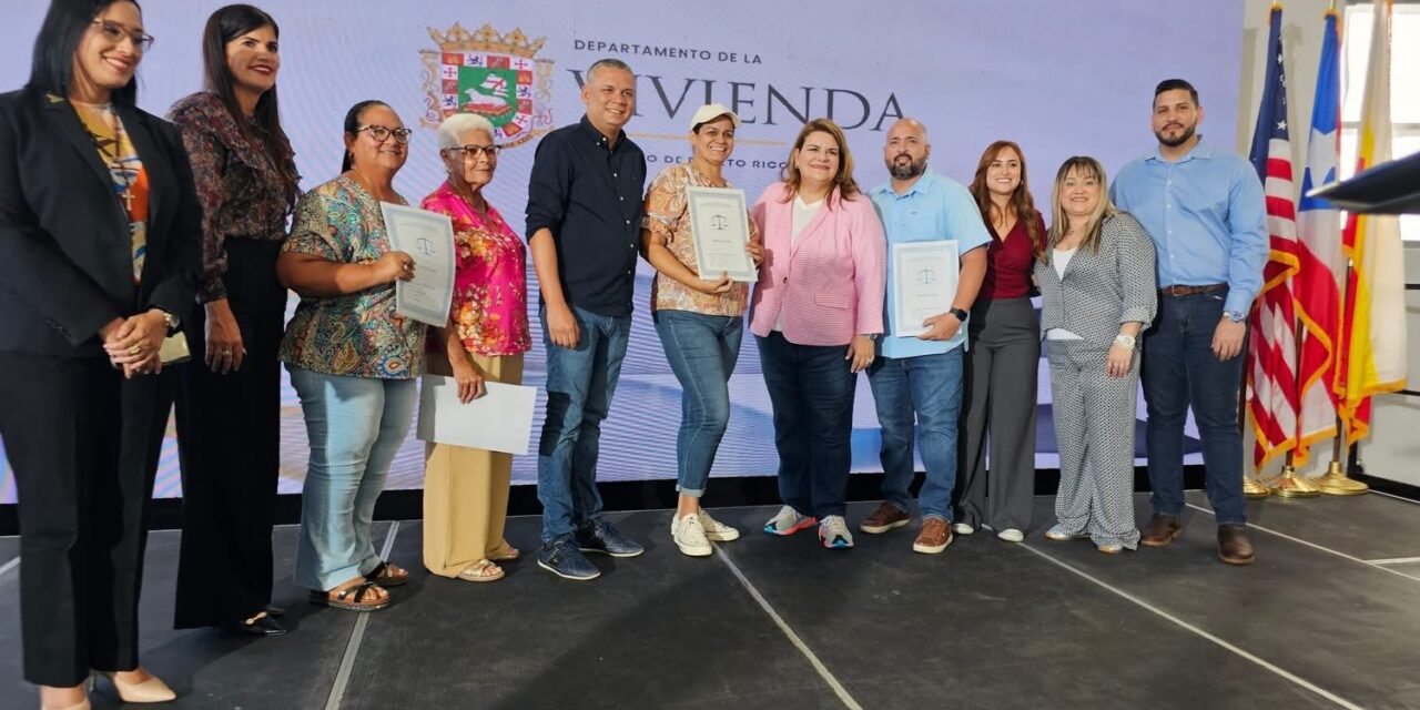 Gobierno entrega títulos de propiedad a cuatro familias en Guánica