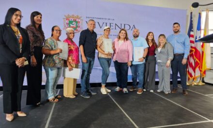 Gobierno entrega títulos de propiedad a cuatro familias en Guánica