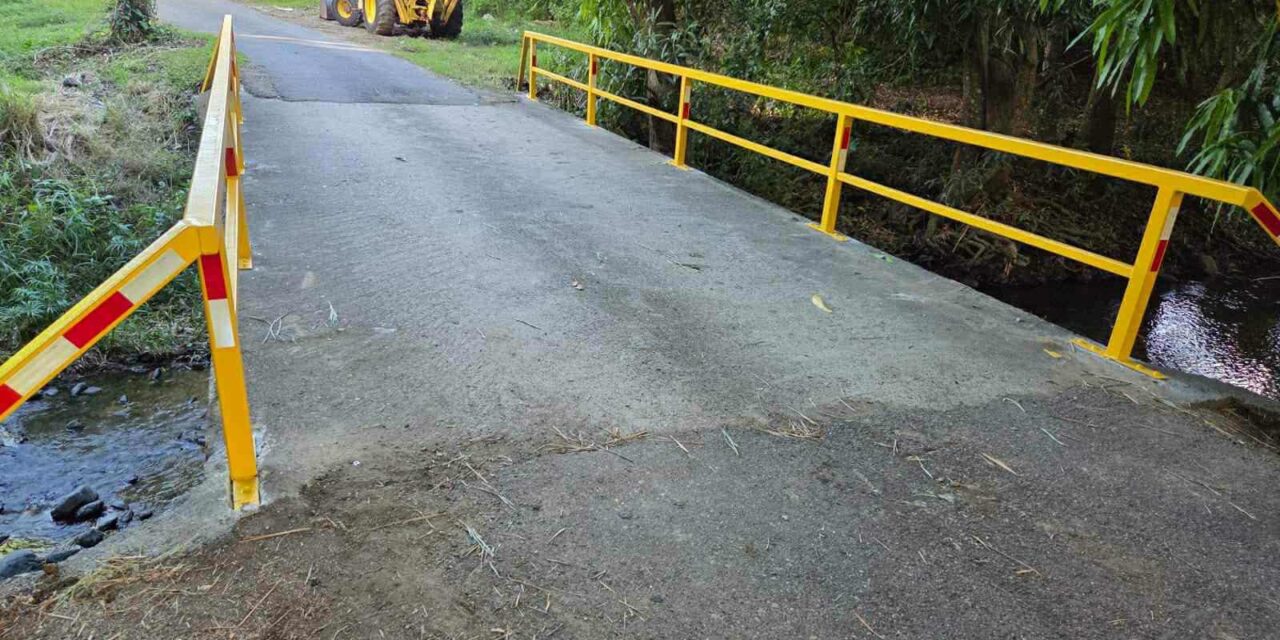 Instalan vallas de seguridad en puente Villa Sanden en Sabana Grande