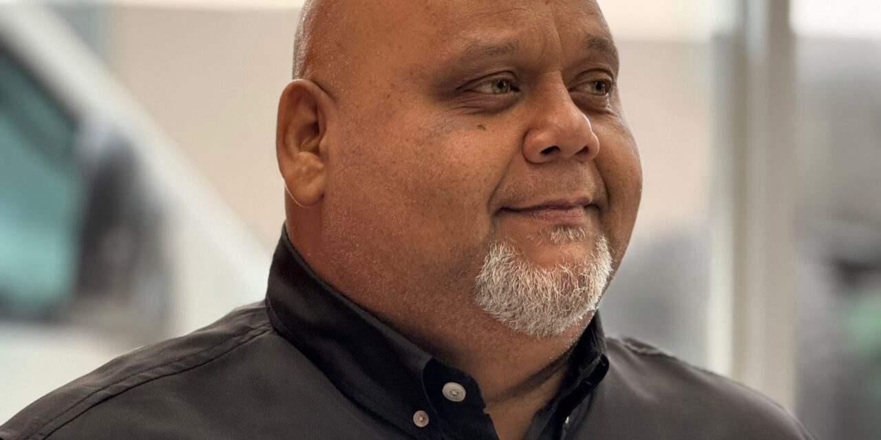 Guayama impulsa programa de entrega de baterías recargables para adultos mayores