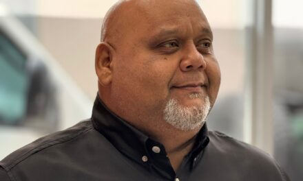 Guayama impulsa programa de entrega de baterías recargables para adultos mayores