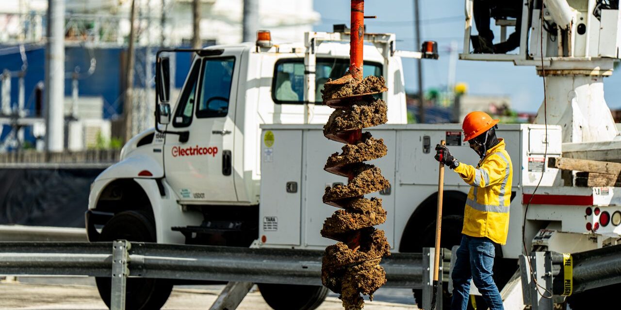 Electricoop firma contrato con Genera PR para llevar manos puertorriqueñas al mantenimiento de la red eléctrica