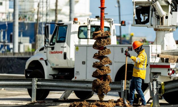 Electricoop firma contrato con Genera PR para llevar manos puertorriqueñas al mantenimiento de la red eléctrica
