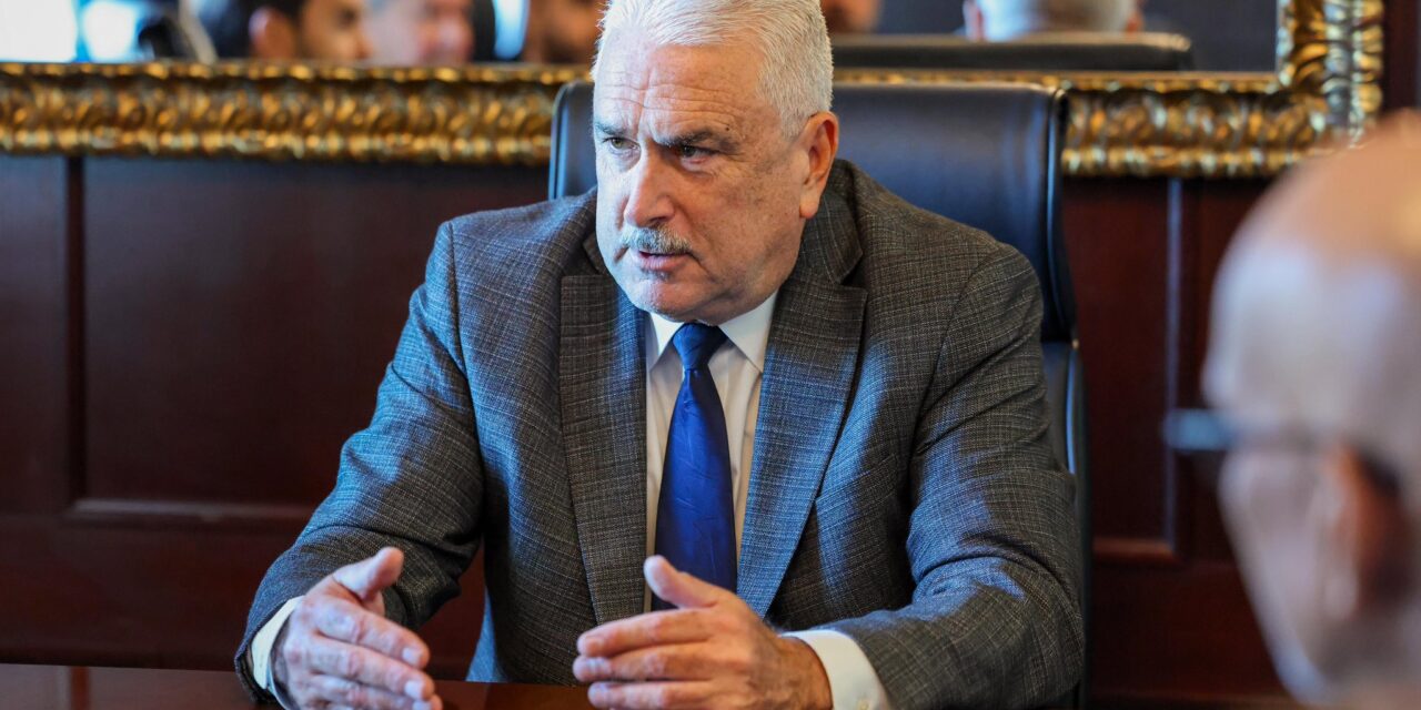 Presidente del Senado impulsa ley para proteger los ingresos y la dignidad de menores creadores de contenido digital