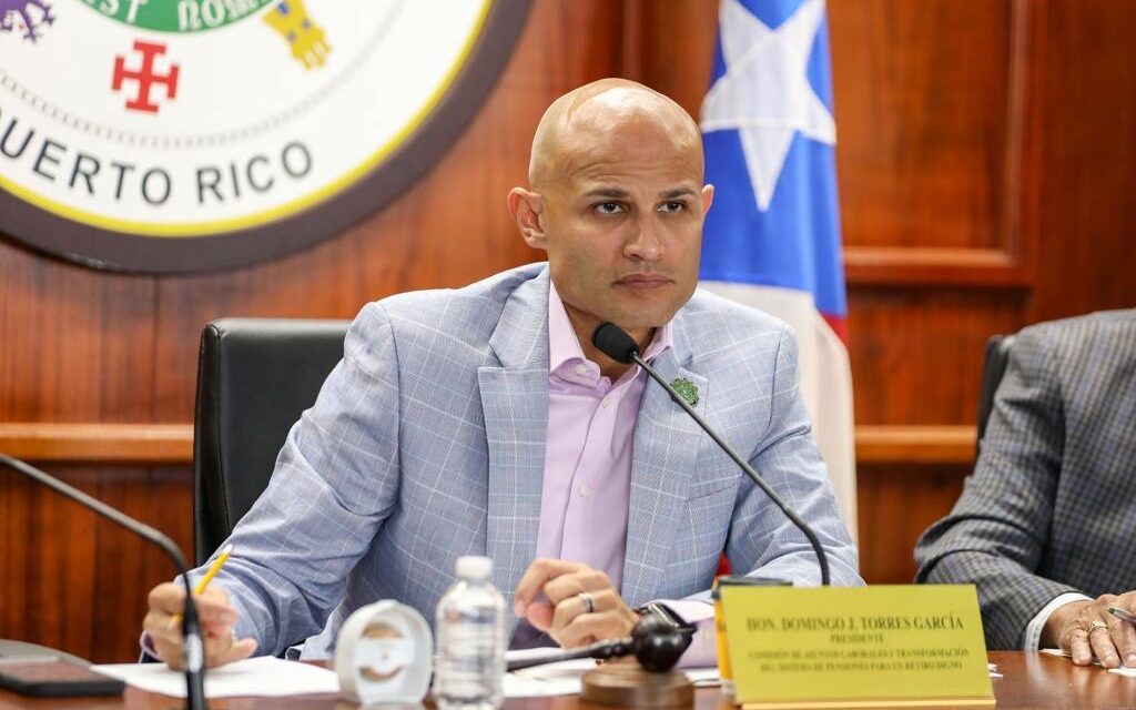 Legisladores exigen justicia salarial para quienes sostienen los servicios sociales del País