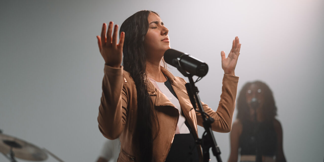 Adalis Castro debuta con “Tu obra en mí”, un canto de fe que marca el inicio de su carrera musical