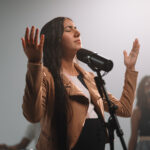 Adalis Castro debuta con “Tu obra en mí”, un canto de fe que marca el inicio de su carrera musical