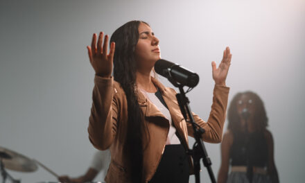 Adalis Castro debuta con “Tu obra en mí”, un canto de fe que marca el inicio de su carrera musical