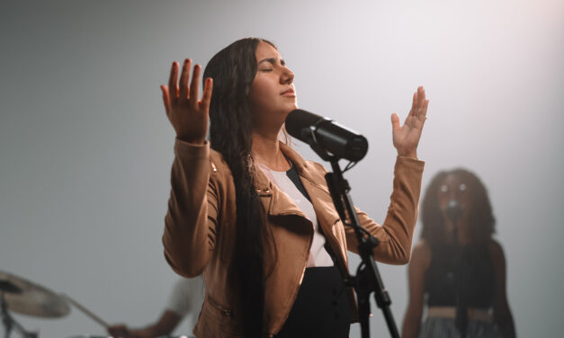 Adalis Castro debuta con “Tu obra en mí”, un canto de fe que marca el inicio de su carrera musical