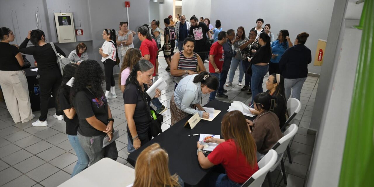 Entregan becas educativas en la ciudad de Mayagüez