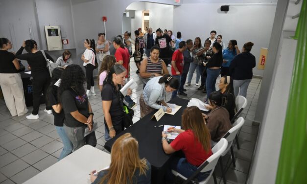 Entregan becas educativas en la ciudad de Mayagüez
