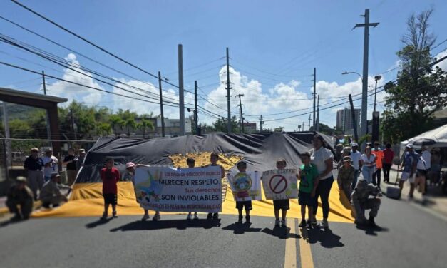 Alzan su voz contra el cierre de la Escuela Luis A. Ferré Aguayo en el Festival del Café en Yauco