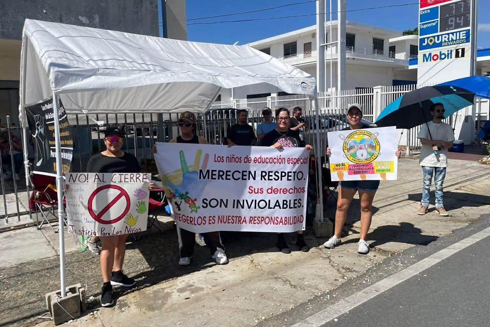 Alzan su voz contra el cierre de la Escuela Luis A. Ferré Aguayo en el Festival del Café en Yauco