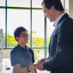 Comisionado Residente respalda inversión federal para modernizar escuelas públicas