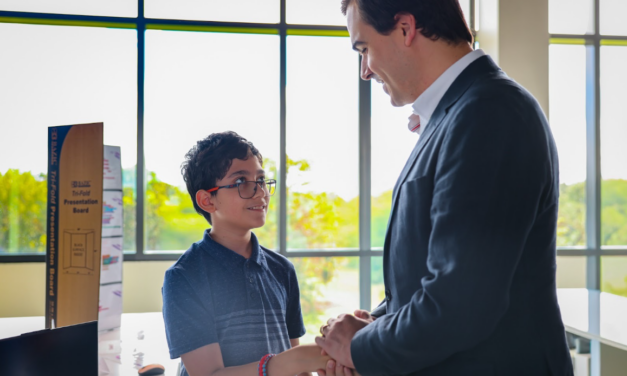 Comisionado Residente respalda inversión federal para modernizar escuelas públicas