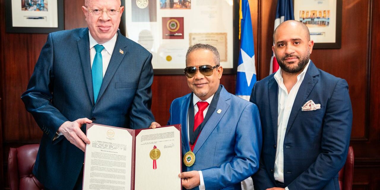 El Senado de Puerto Rico honra los 36 años de carrera artística del senador y artista dominicano Héctor Acosta