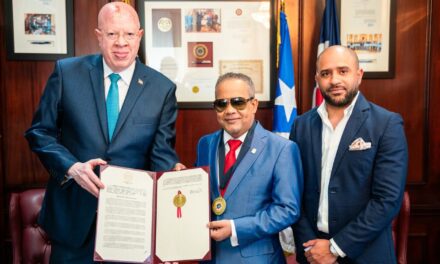 El Senado de Puerto Rico honra los 36 años de carrera artística del senador y artista dominicano Héctor Acosta
